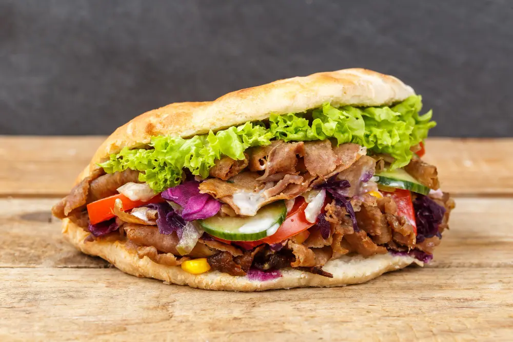 Panini kebab con carne e verdure