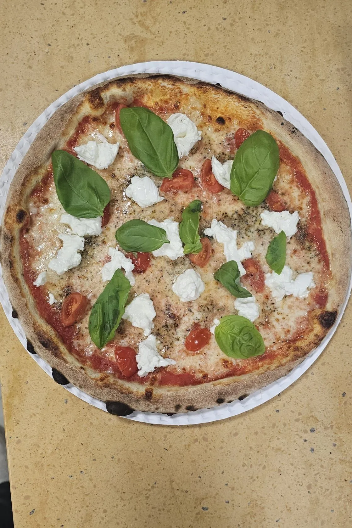 Pizza con ingredienti freschi