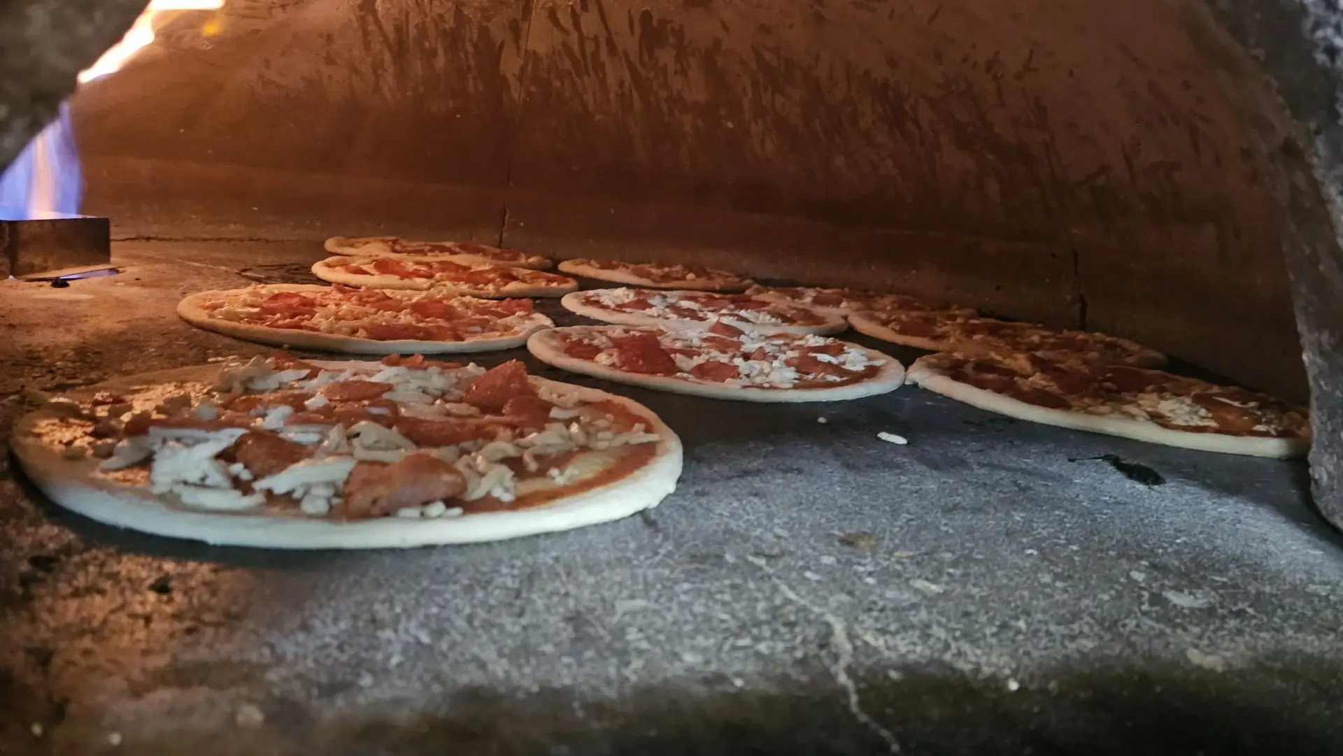 Pizza Margherita con basilico